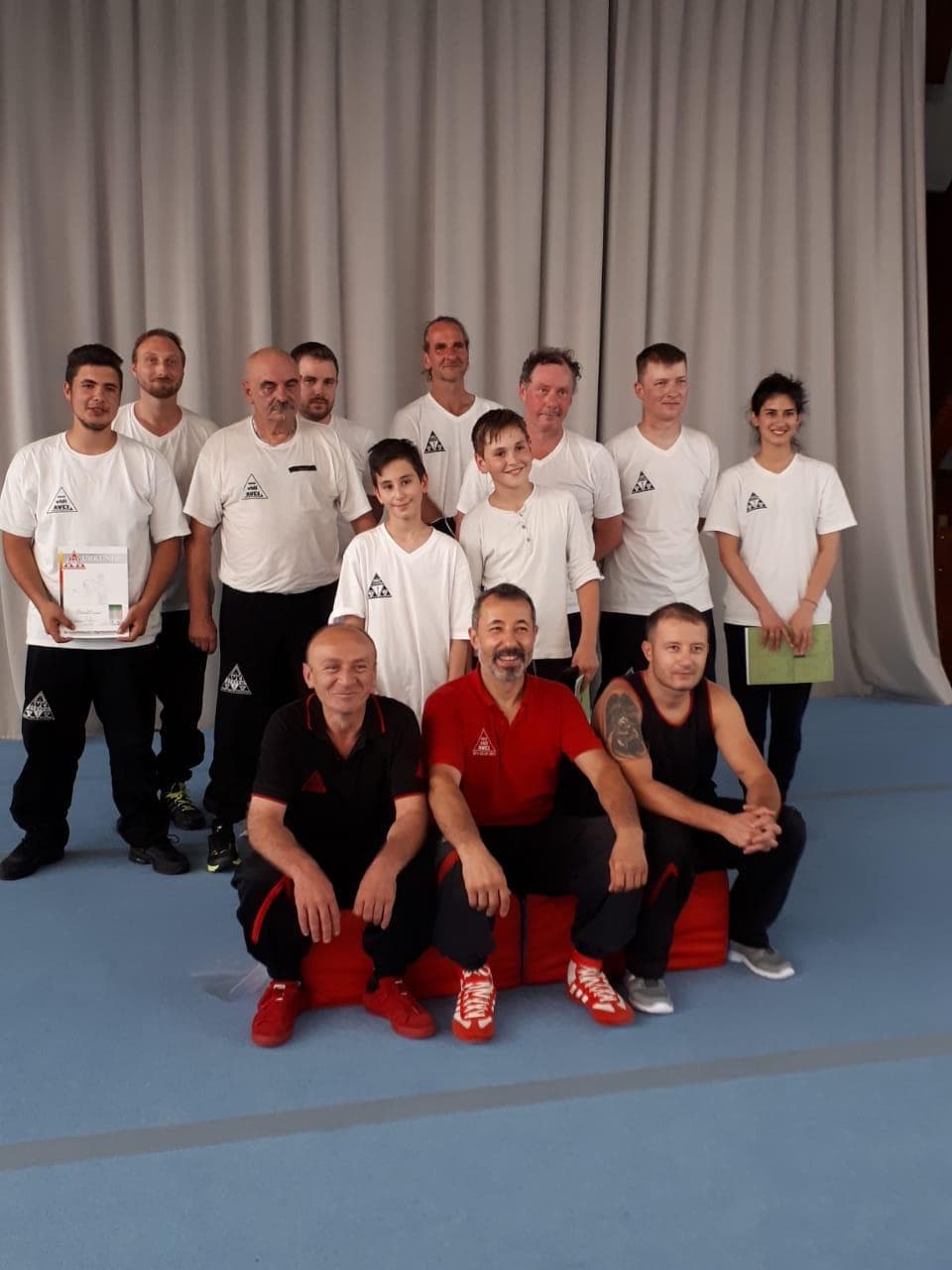 Trainingsgruppe auf der Matte