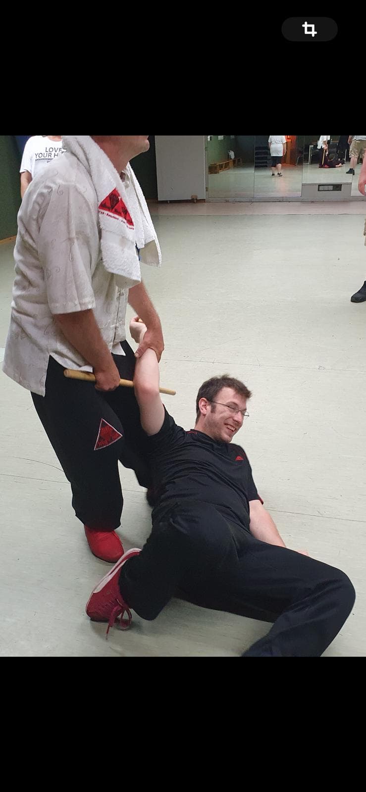 Sifu Ahmet Saatci zeigt eine Selbstverteidigungstechnik im Stand