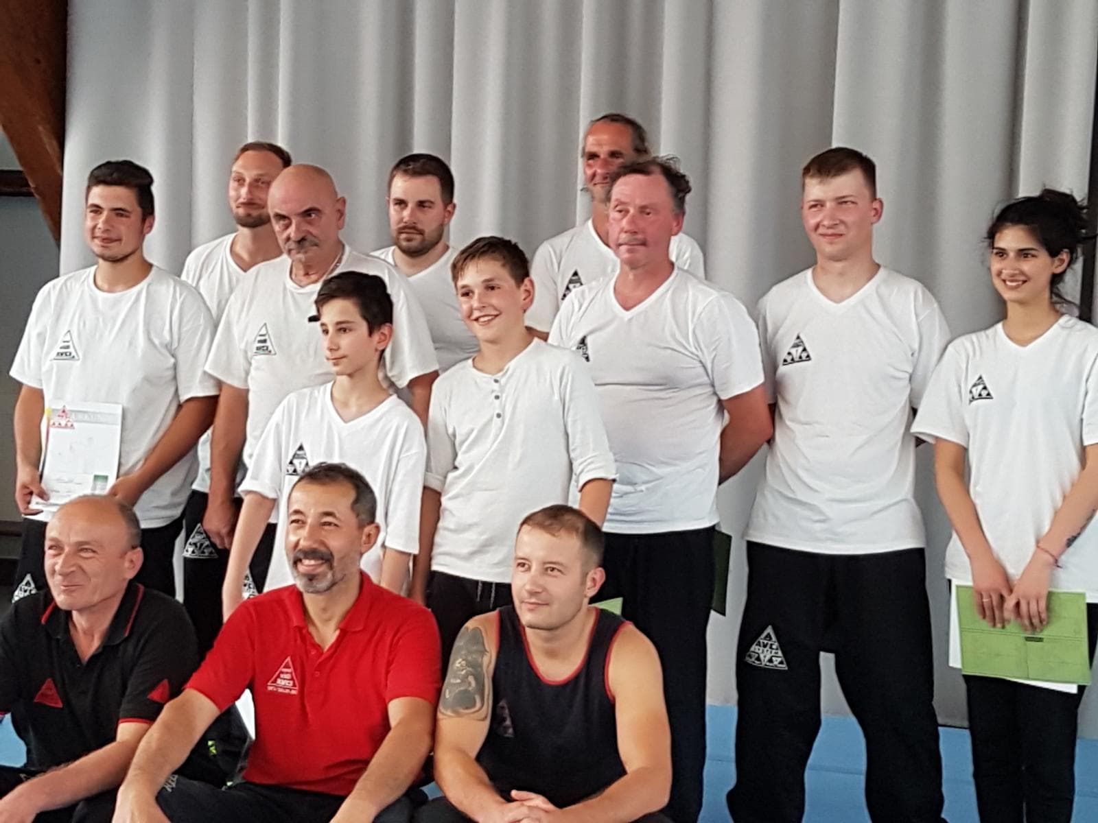 Gruppenfoto der Schule nach dem Training
