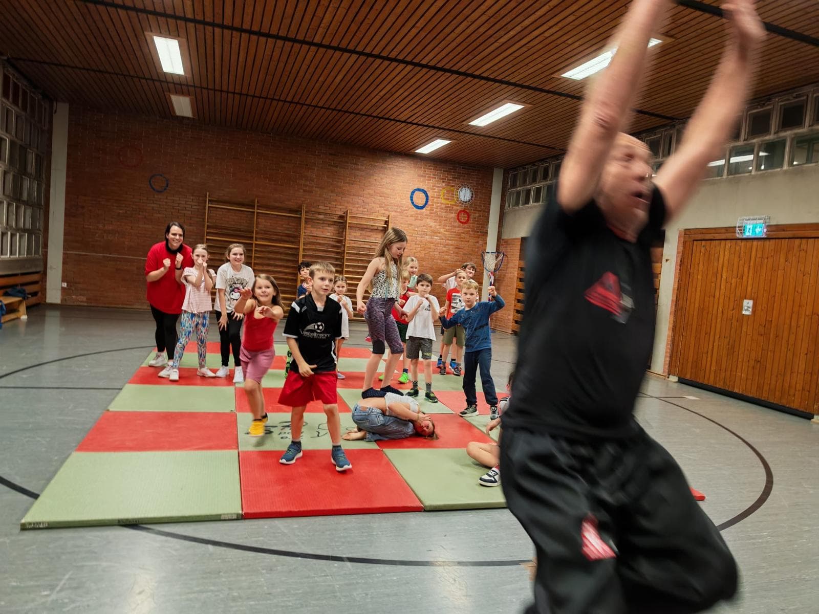 Kinder-Kampfkunst – Sprung in der Trainingshalle