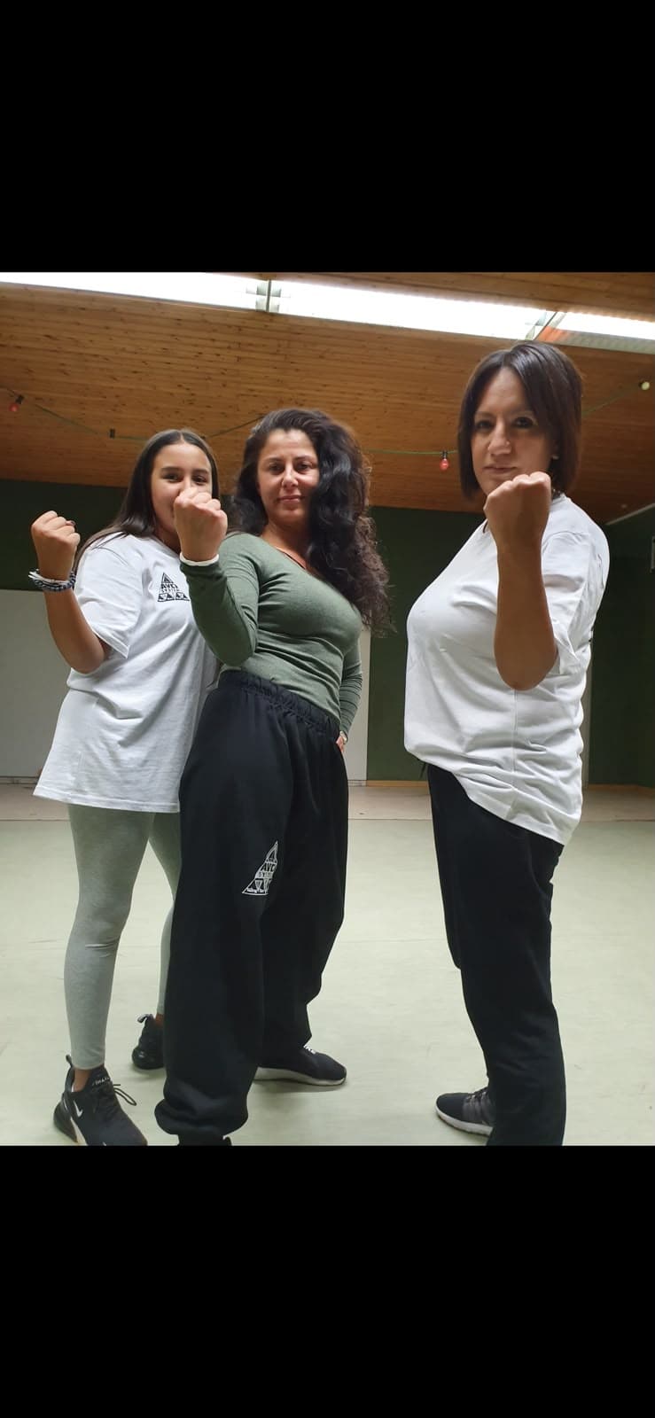 Drei Frauen in Kampfhaltung beim Damen-Training der WTEO Schule